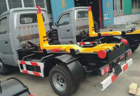 小型勾頭式垃圾車(chē)